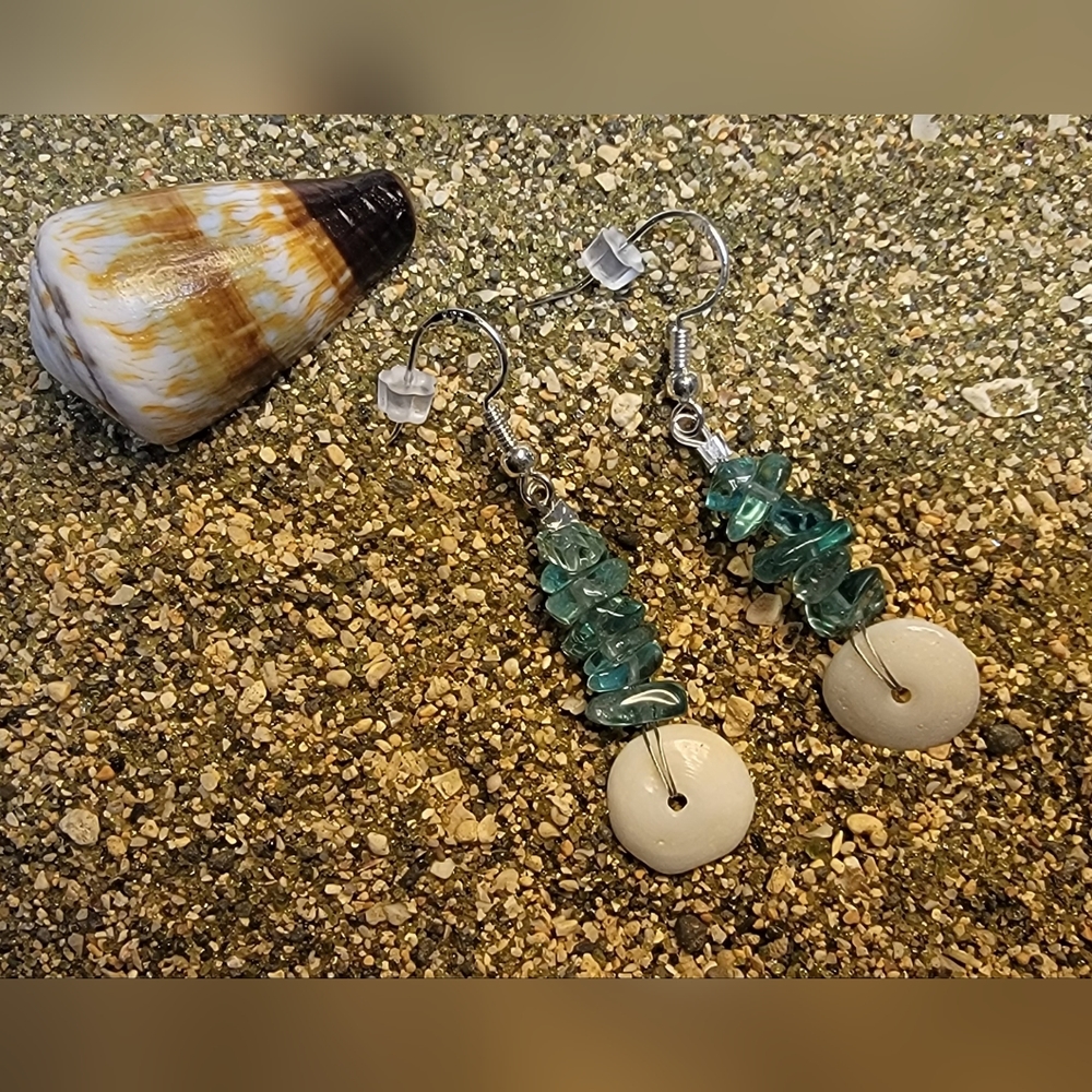 SS 925 Hawaiian N. Shore Oahu Creamy Puka Shell with Apatite Chip Earrings